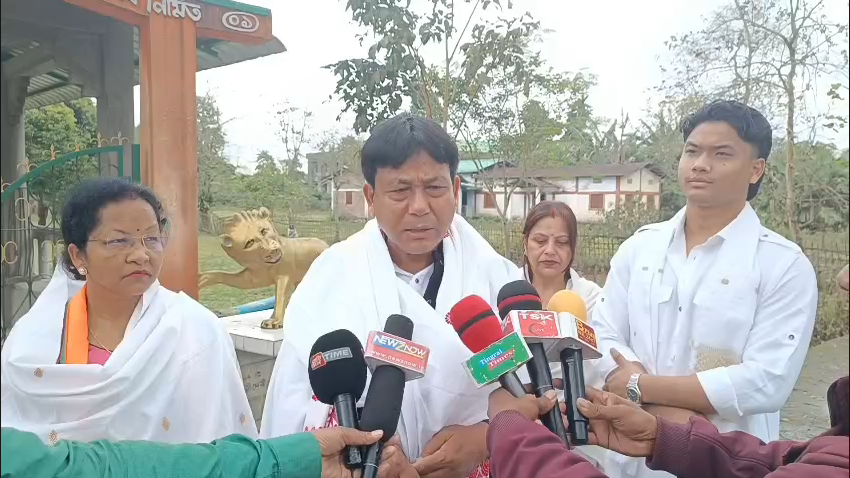 भाजपा प्रत्याशी सुरेन फुकन ने नामघर में मत्था टेक भरा अपना नामांकन