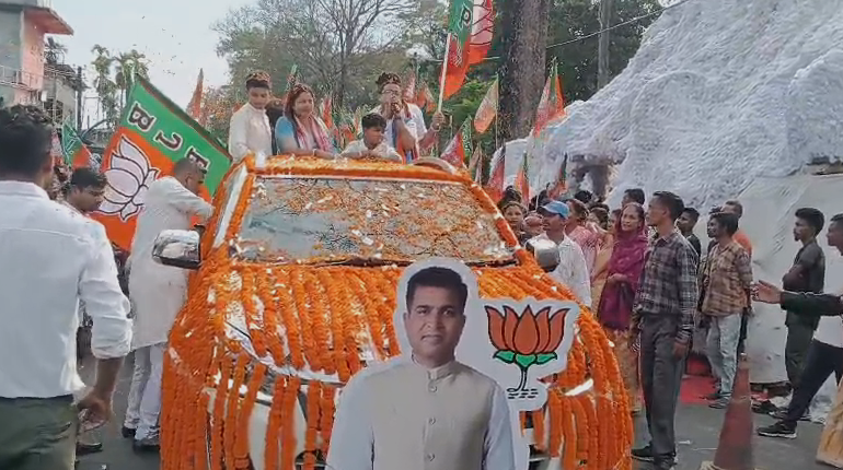 असम चुनाव 2026: डूमडूमा की सड़कों पर भाजपा समर्थकों का जनसैलाब और चुनावी उत्साह।
