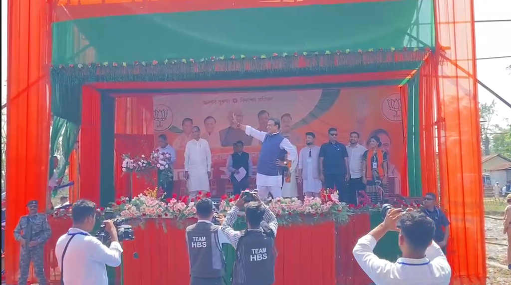 असम के मुख्यमंत्री हिमंत विश्व शर्मा होजाई में भाजपा की विजय संकल्प यात्रा जनसभा को संबोधित करते हुए।