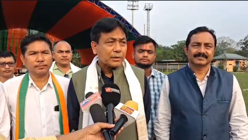 डिगबोई के जुबिली फील्ड में चुनावी जनसभा को संबोधित करते हुए असम के मुख्यमंत्री हिमंत विश्व शर्मा।