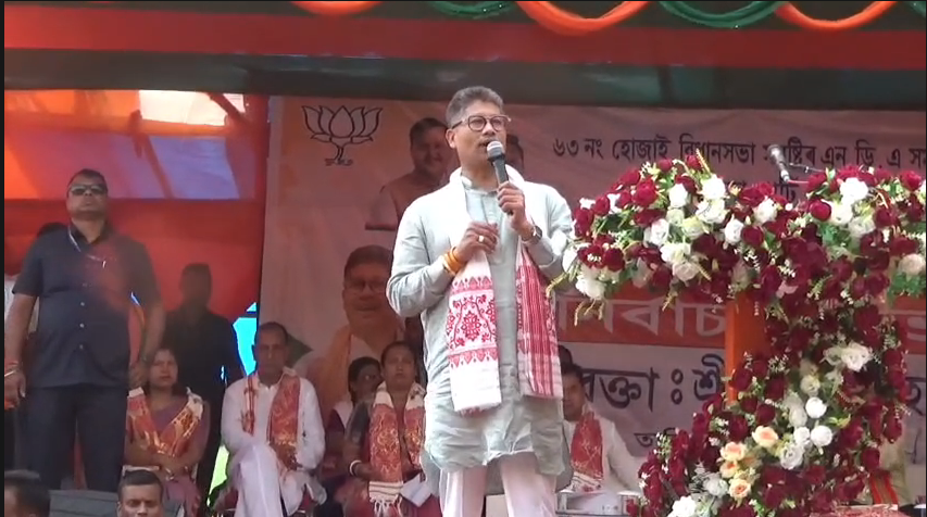 63-होजाई विधानसभा क्षेत्र में भाजपा उम्मीदवार शिलादित्य देव के पक्ष में प्रचार करते हुए मंत्री पीयूष हजारिका और समर्थकों की भीड़।