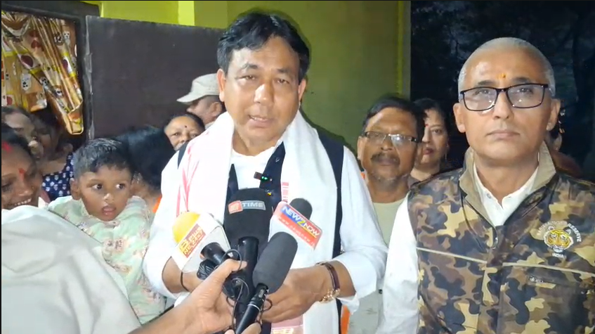 डिगबोई में भाजपा को झटका: 8 सक्रिय कार्यकर्ता कांग्रेस में शामिल, दुलाल मोरन ने किया स्वागत