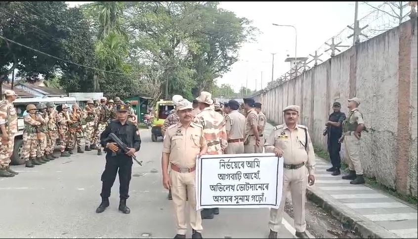 डिगबोई में चुनाव से पहले सुरक्षा बलों का फ्लैग मार्च, मतदाताओं से निर्भीक होकर मतदान की अपील