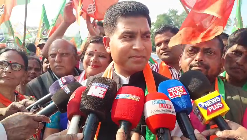 डूमडूमा चुनाव प्रचार: भाजपा और कांग्रेस उम्मीदवारों का शक्ति प्रदर्शन और समर्थकों का हुजूम।