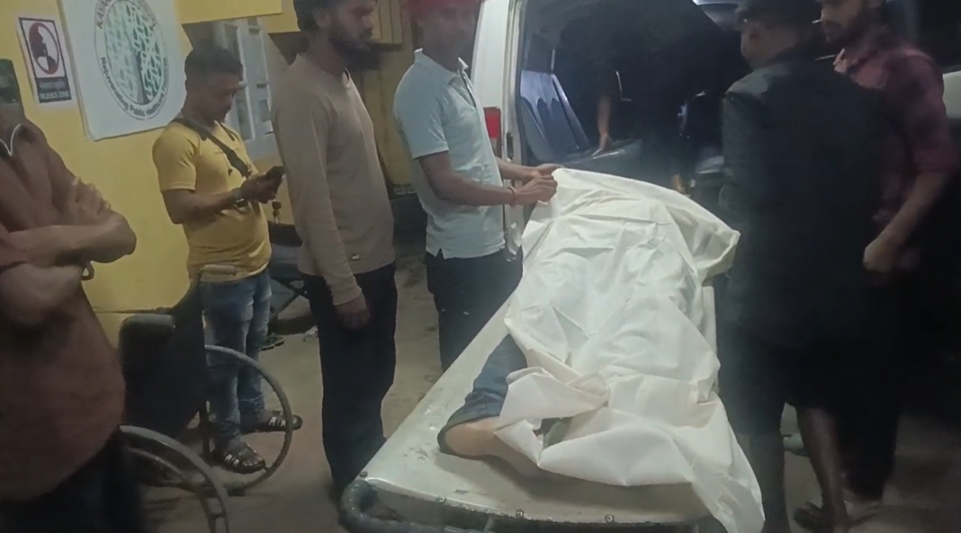 असम के डिगबोई में पुलिस द्वारा गिरफ्तार आरोपी और घटनास्थल पर जुटी भीड़ की सांकेतिक तस्वीर, पावई हत्याकांड की रिपोर्ट।