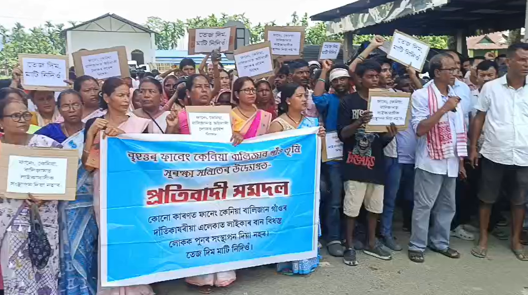 ‘खून देंगे जमीन नहीं’ के नारों से फिर दहला पाटकाई गेट; लाइका विस्थापितों को बसाने के विरोध में चक्का जाम