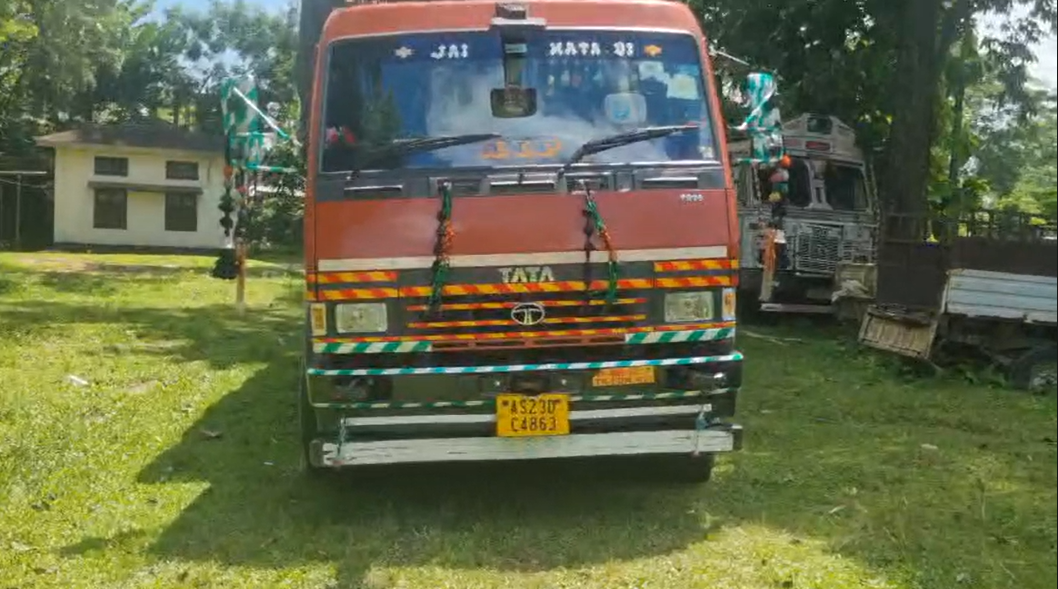 काकपथार में वन विभाग की बड़ी कार्रवाई, अवैध लकड़ियों के लट्ठों से लदी ट्रक जब्त